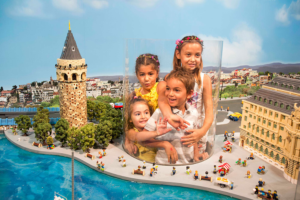Legoland, küçük legolardan kurduğu büyük bir dünya ile bir konsept mağazadır